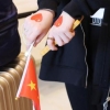 首批乘包机抵沪的15岁小留学生，为何在隔离点外秀出五星红旗贴纸？