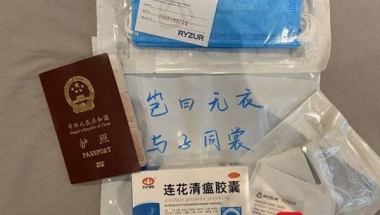 口罩、连花清瘟……留学生：拿到“健康包”感觉很温暖